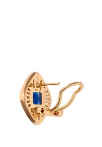 Pendientes de tono dorado con forma ovalada, que presentan un centro de piedra preciosa azul y detalles calados en la base para añadir textura.