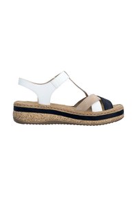 Sandale à bride en T blanche, beige et noire avec semelle plateforme en liège rembourrée et semelle extérieure en caoutchouc texturé, vue de côté sur fond blanc.