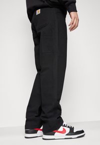 Carhartt WIP DOUBLE KNEE PANT - Broek - black rigid