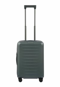 Valigia rigida di colore grigio scuro con superficie testurizzata, manico estensibile e quattro ruote nere per la mobilità. Logo del marchio sulla parte anteriore.