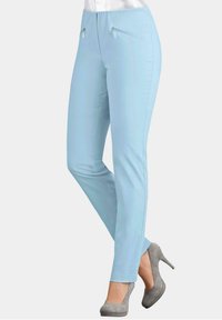 Lichtblauwe broeken met een strakke vormgeving, een gladde textuur en decoratieve ritszakken aan de voorkant.