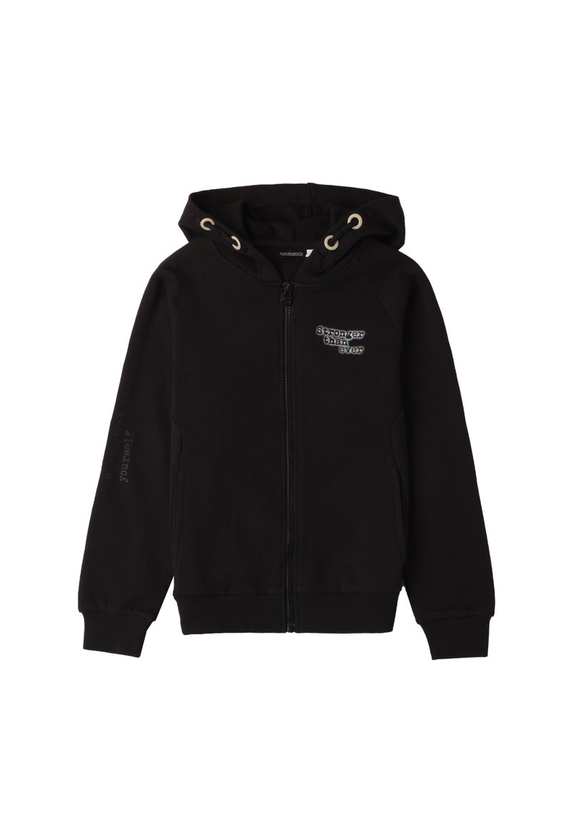 Sudadera con cremallera negra hecha de algodón suave, con un bolsillo frontal, capucha con cordón y el texto "Más fuerte que nunca" bordado en el pecho.