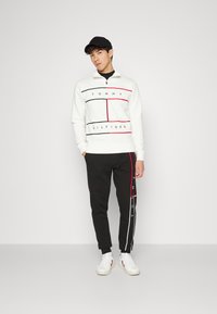 Tommy Hilfiger LARGE FLAG ZIP MOCK - Camisola - ecru