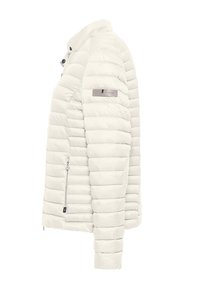 Biała kurtka puchowa z poziomymi przeszyciami, wysokim kołnierzem, zamkniętą kieszenią boczną na zamek i naszywką z logo na lewym ramieniu.