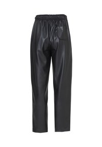 Zwarte neplederen broek met elastische tailleband en een enkele achterzak aan de rechterkant, weergegeven van de achterkant.