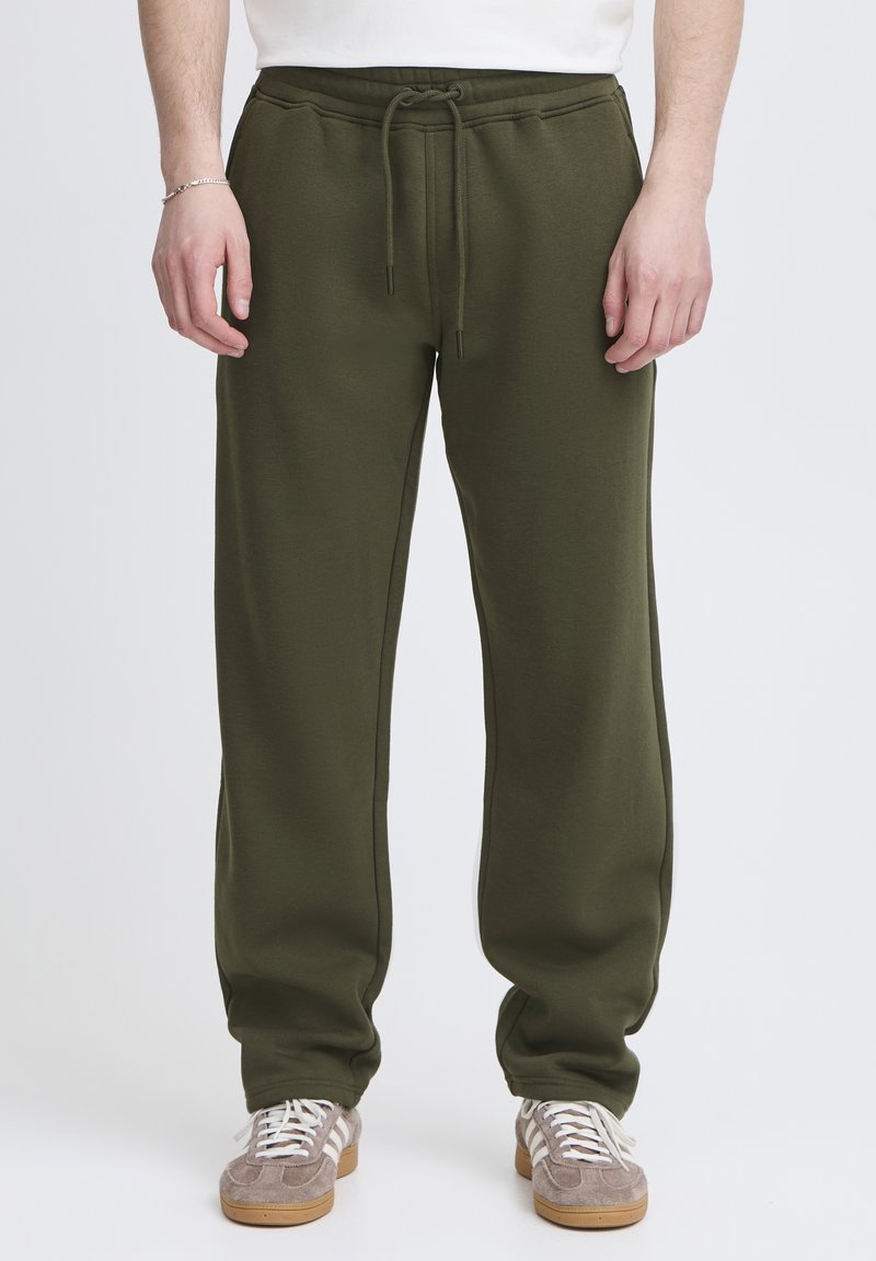 Olivengrønne joggingbukser med elastisk taljebånd og justerbar snor. Blødt stof, lige ben og synlige sidelommer.