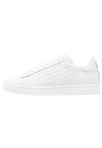 Vit lågt topp sneaker med präglad vinge-logotyp och "EA7 Emporio Armani"-märke på sidan och hälen, med vita snören och sula.