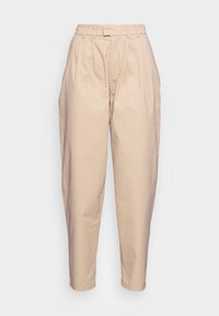 Beige bomullbyxor med veck, hög midja och avsmalnande ben. Har bälteslingor och en slät textur. Lämpliga för avslappnad användning.