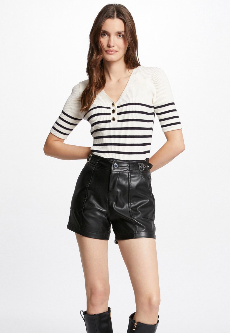 Top a righe bianche e blu navy a maniche corte con scollatura a V e patta con tre bottoni, abbinato a pantaloni a shorts in pelle nera a vita alta.