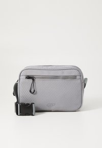 Borsa a tracolla grigia in tessuto con tasca frontale con zip, superficie texturizzata e tracolla con fibbia in plastica, con un discreto dettaglio del logo.