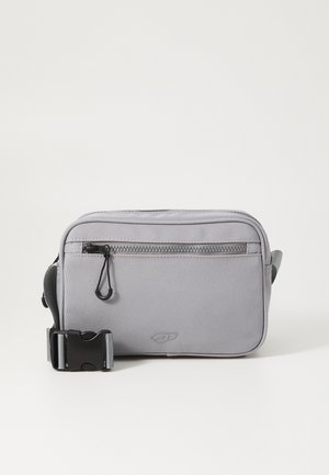 Sivá textilná taška cez telo s prednou vreckom na zips, textúrovaným povrchom a popruhom s plastovou prackou, s jemným detailom loga.