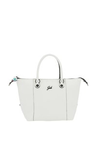 Sac fourre-tout en faux cuir blanc avec des accents noirs, double anses et une fermeture éclair sur le côté. Présente le logo et des détails en matériel rond.