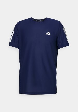 Camiseta deportiva de color azul marino hecha de tejido transpirable, con mangas cortas, cuello redondo y un logotipo blanco en el lado izquierdo del pecho y en las mangas.