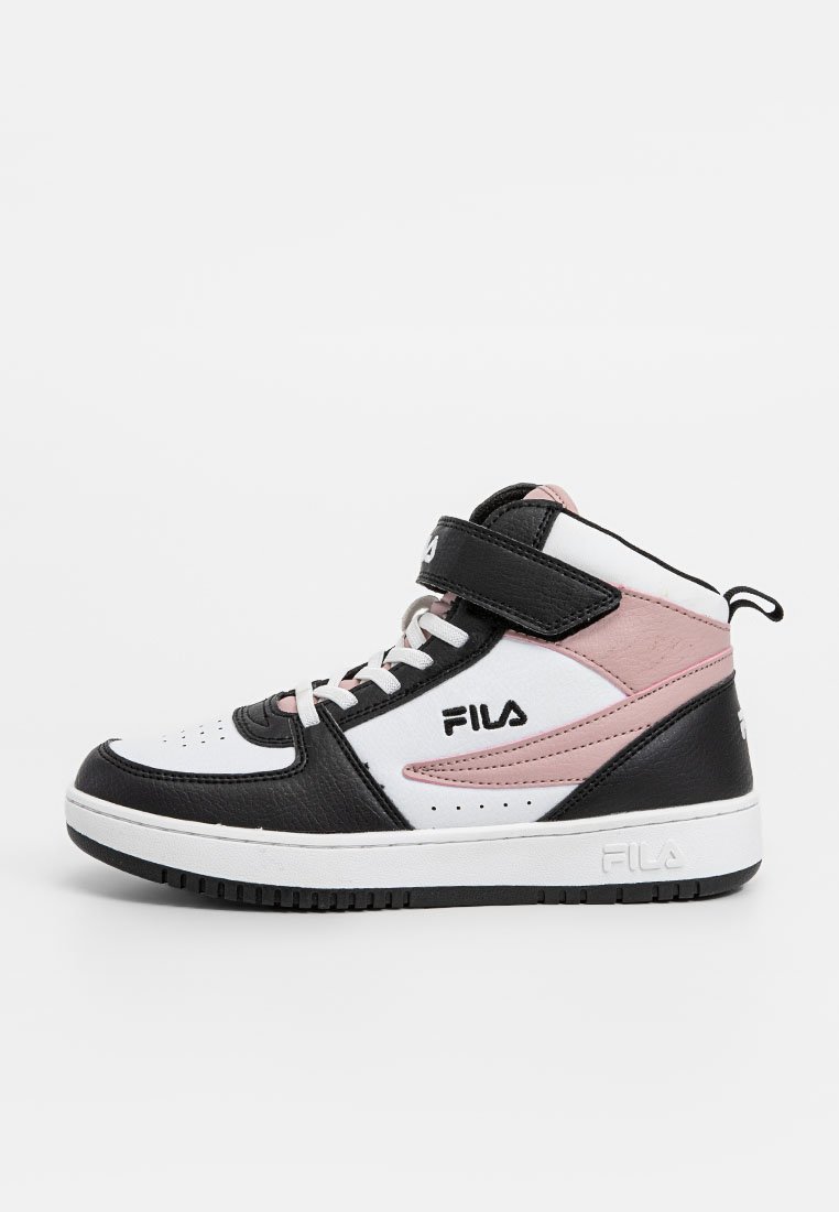 Baskets montantes en cuir noir et blanc avec des accents roses, matériau texturé, lacets et une sangle à boucle. Logo Fila sur le côté.