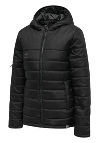 Svart puffjacka med dragkedja fram, huva och sidofickor. Tillverkad av slät, vadderad tyg med en logotyp på bröstet och en märkesdragkedja.