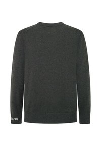 Tmavě šedý svetr s kulatým výstřihem, dlouhými rukávy a žebrovanými manžetami. Má vyšitý nápis "JEANS" na levém rukávu. Měkká textura.