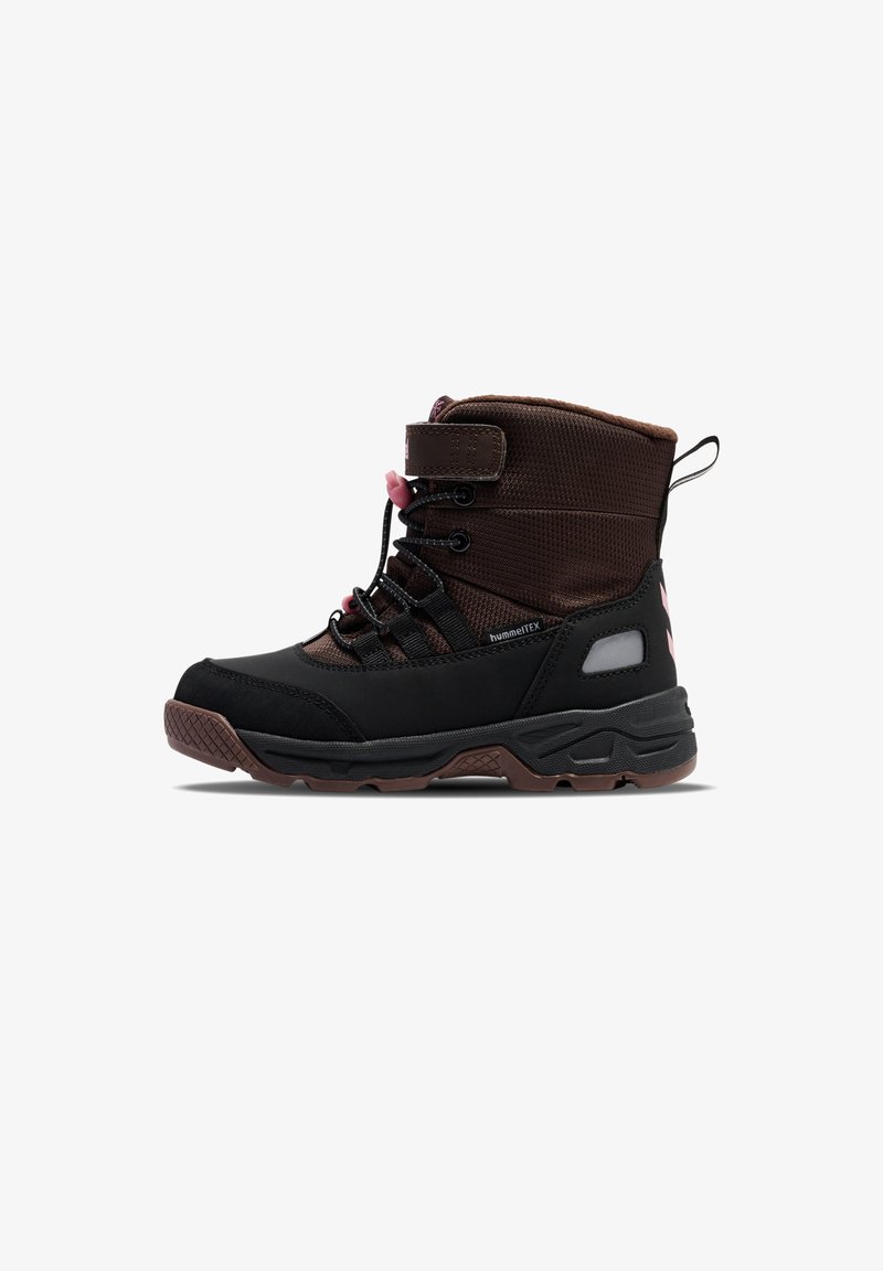 Bottes imperméables marron et noires avec un col rembourré, des lacets, une sangle Velcro, un tissu texturé et une semelle en caoutchouc pour une meilleure traction.