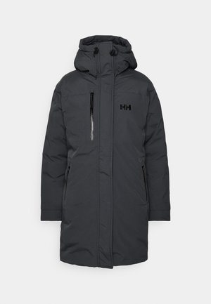 Parka aislante de color gris oscuro con capucha, que presenta bolsillos laterales con cremallera y un bolsillo en el pecho. Textura suave, diseño minimalista.