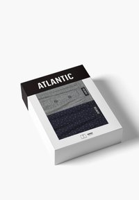 Zestaw dwóch par bokserek w pudełku; jedna szara w kropki, druga granatowa w małe białe kropki. Posiadają markowe czarne metki oraz prostokątny design opakowania.