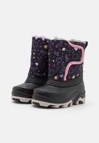 Černé voděodolné boty s látkovým svrškem se vzorem barevných hvězd, srdcí a mraků a růžovým lemováním. Silná podrážka pro lepší přilnavost.