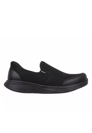 Zwarte slip-on sneaker met gestructureerd stoffen bovenwerk, gevoerde kraag en dikke geribbelde zool, ontworpen voor comfort en casual gebruik.