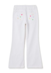 Witte broek met een wijduitlopende stijl, voorzien van een zachte textuur en een elastische tailleband. Versierd met meerkleurige sterrenpatronen op de achterzakken.