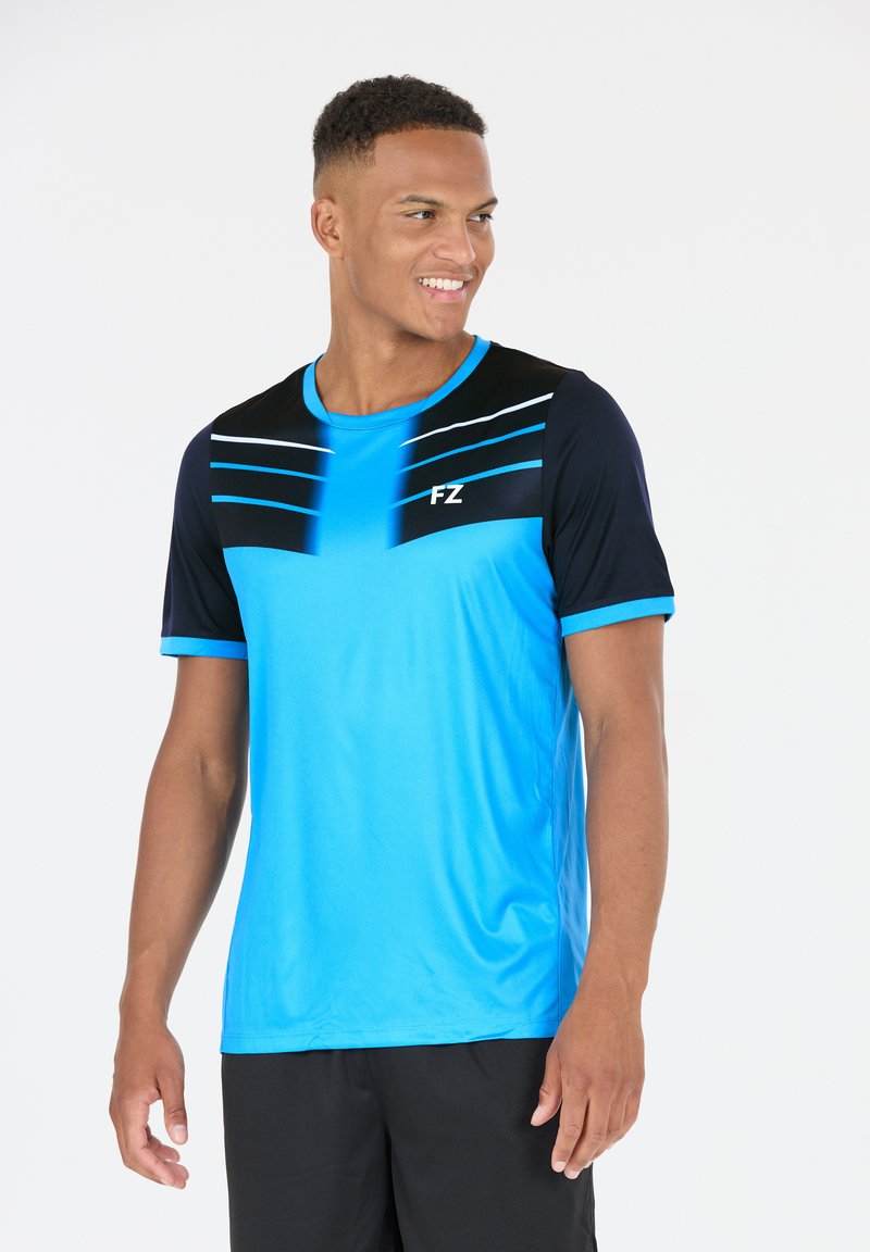 Kortärmad atletisk tröja i gradient blå och svart, med horisontella ränder på axeln, gjord av lättviktsmaterial.