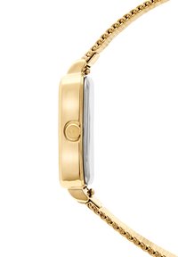 Montre-bracelet dorée avec un boîtier rectangulaire, un cadran argenté et un bracelet métallique avec une texture tissée. Bouton rond sur le côté.