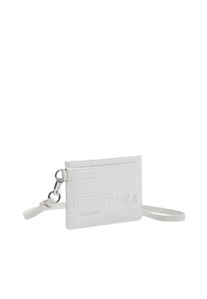 Monedero de muñeca blanco con textura de cocodrilo, con logo en relieve "Bimba y Lola" y cierre plateado sobre un fondo liso.