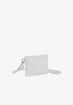 Pochette bracelet blanche à texture crocodile avec logo embossé "Bimba y Lola" et fermoir argenté sur fond uni.