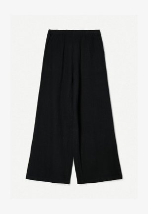 Pantaloni neri a gamba larga realizzati in tessuto testurizzato. Presentano una vita elastica e una vestibilità morbida, offrendo comfort e libertà di movimento.