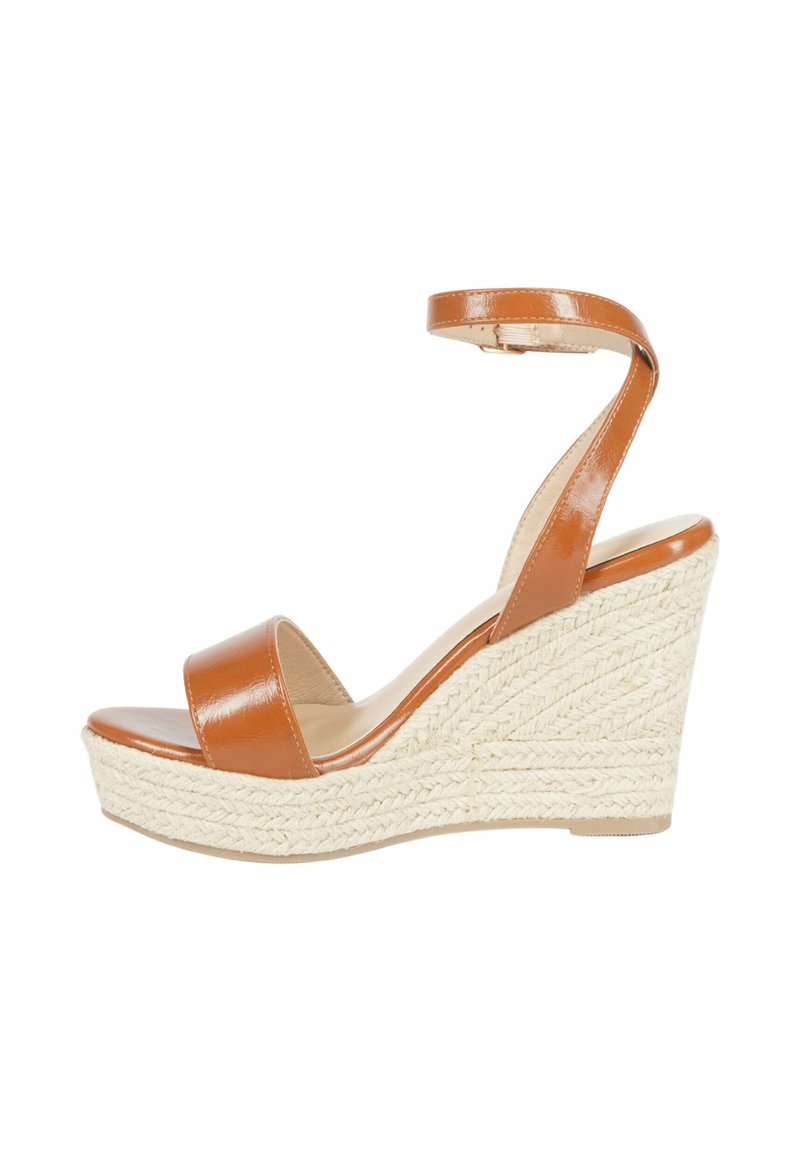 Sandali con zeppa in pelle verniciata marrone, dotati di una larga fascia sulla punta e di un cinturino alla caviglia, con una piattaforma intrecciata in juta e un tacco in zeppa testurizzato.
