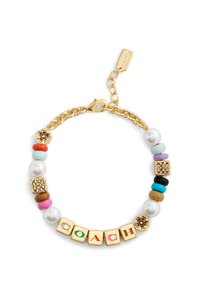Bracciale in catena d'oro con perline colorate, perle finte e blocchi dorati che formano la parola "COACH". Include accenti decorativi floreali e a motivi.