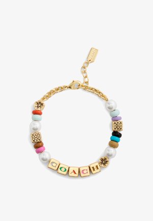 Bracciale in catena d'oro con perline colorate, perle finte e blocchi dorati che formano la parola "COACH". Include accenti decorativi floreali e a motivi.