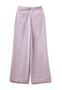 Jasnofioletowe spodnie z szerokimi nogawkami z korduroju, w pionowe paski, z teksturowaną powierzchnią i dwiema tylnymi kieszeniami.