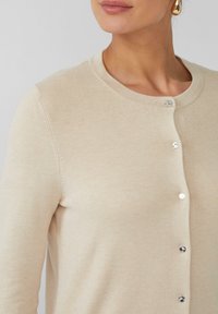 s.Oliver BLACK LABEL MIT GLITZER - Strickjacke - beige