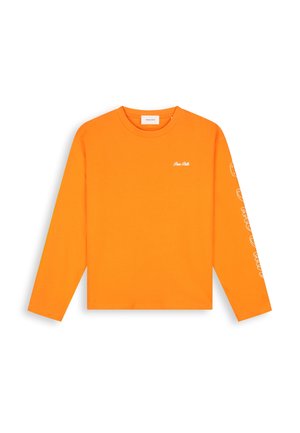 Hell oranges Langarmshirt mit kleinem weißen "Pure Poets"-Schriftzug auf der Brust und weißem Schriftzug entlang des rechten Ärmels.