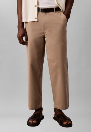 Calvin Klein Jeans, LOOSE CROPPED COMFORT - Chino - roasted cashew