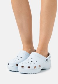 Crocs CLASSIC PLATFORM - Mules de salto - mineral blue