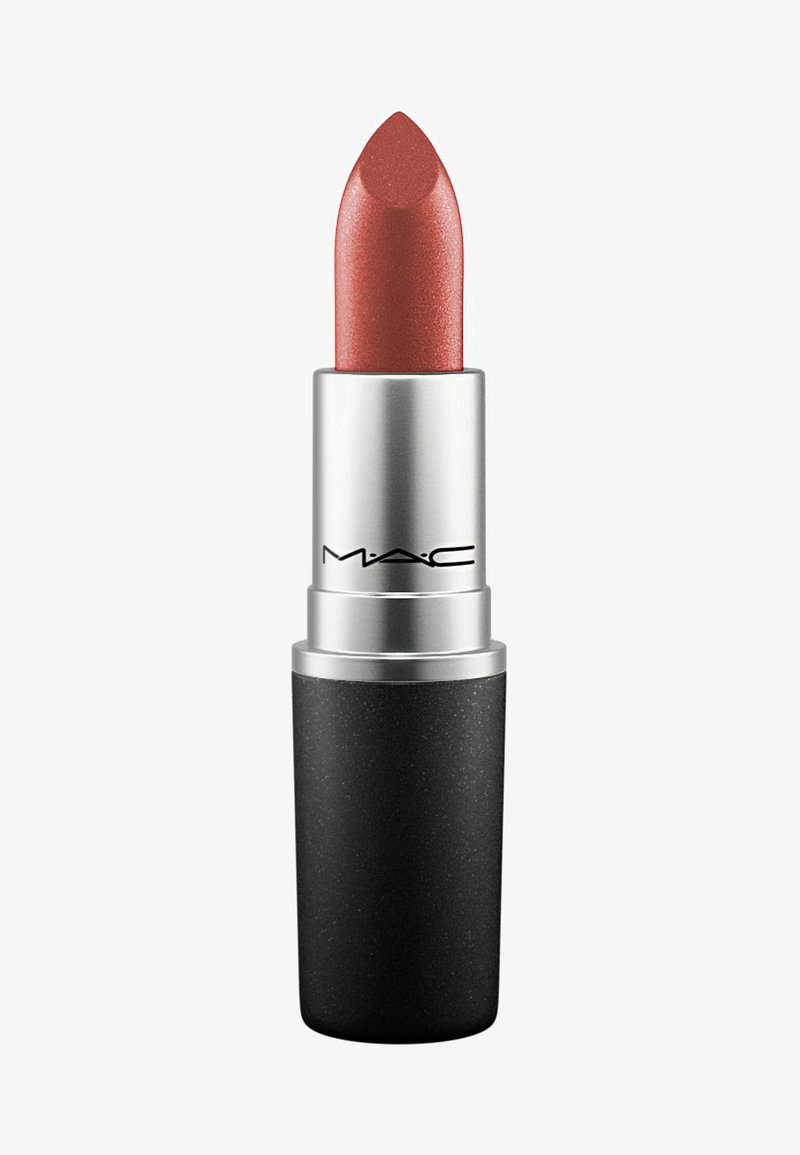 MAC lippenstift in een zwarte matte buis met een metallic zilveren band; de lipstick heeft een rozenkleurige tint met subtiele glans en een puntige tip.