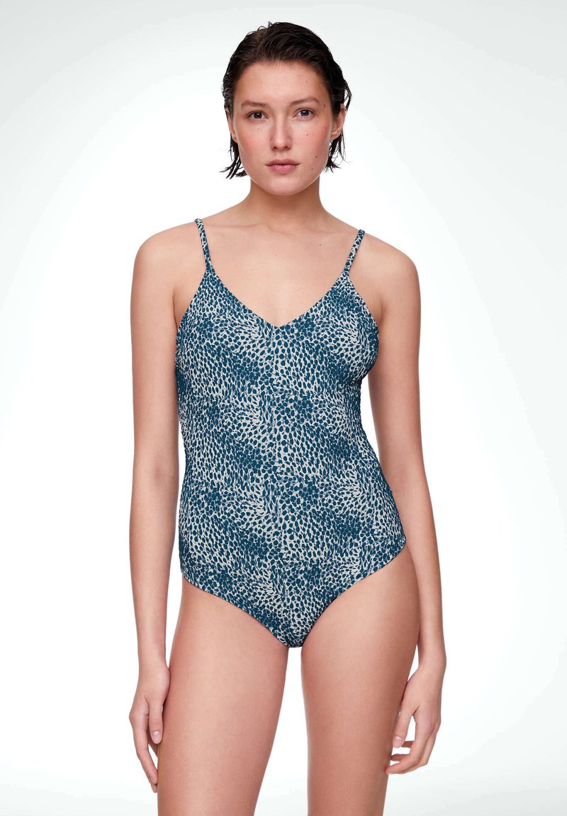 Jednoczęściowy kostium kąpielowy z cienkimi ramiączkami, w niebiesko-beżowy abstrakcyjny wzór w panterkę, gładka tekstura i głęboki dekolt w kształcie litery V.
