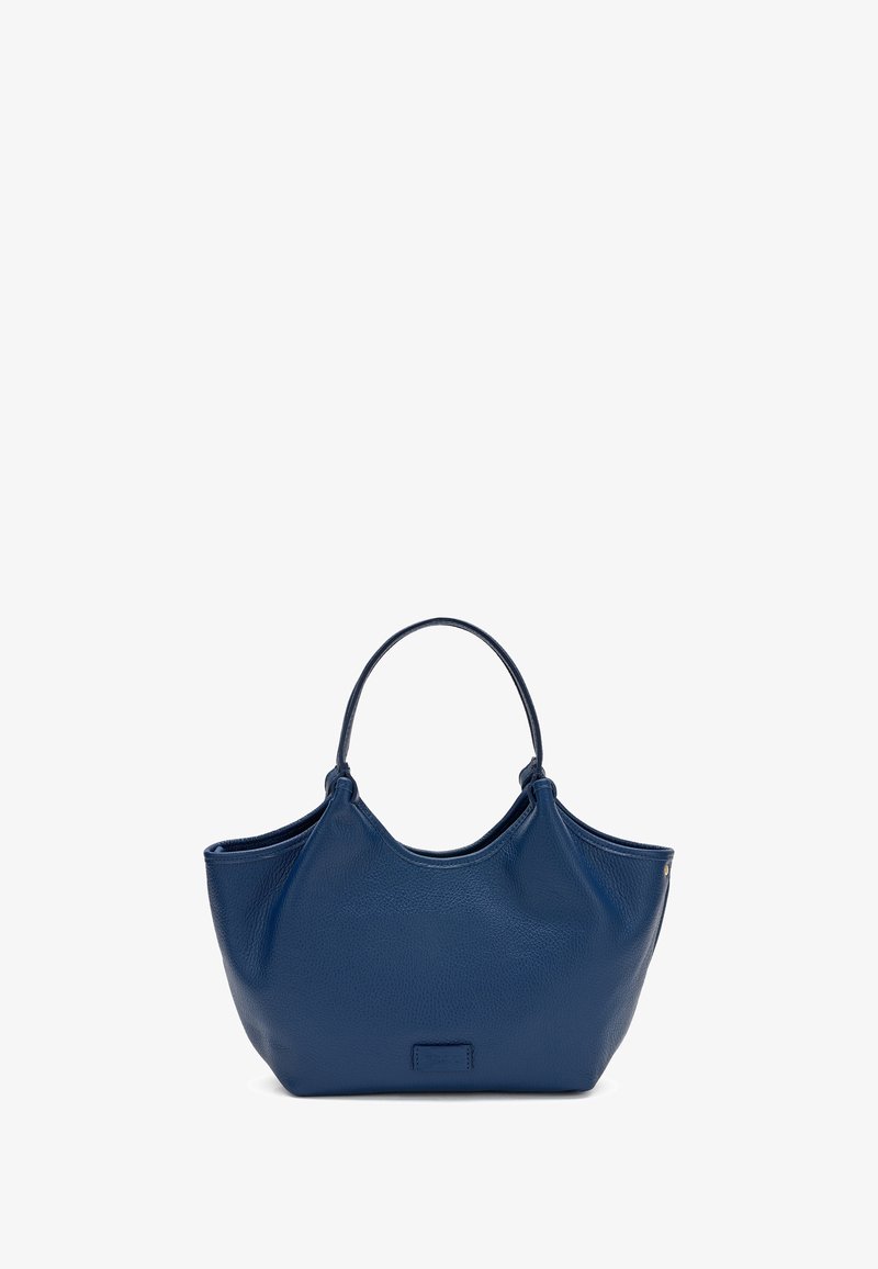 Marineblauwe leren tote bag met afgeronde handvatten en een licht gestructureerd oppervlak, gestructureerde maar zachte vorm, rechtopstaand.