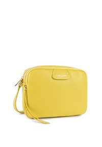 Borsa a tracolla gialla in pelle con finitura texturizzata, chiusura con zip superiore e una tracolla laterale. Presenta un logo sobrio sul davanti.