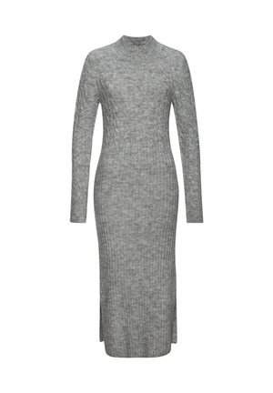 Graues geripptes Strickkleid mit langen Ärmeln, hohem Kragen und Seitenschlitzen; figurbetonte Silhouette. Weiche Textur mit einem einheitlichen Muster.