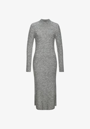 Graues geripptes Strickkleid mit langen Ärmeln, hohem Kragen und Seitenschlitzen; figurbetonte Silhouette. Weiche Textur mit einem einheitlichen Muster.