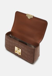 Borsa rettangolare in pelle marrone con stampa a coccodrillo, dotata di hardware dorato e chiusura a incastro, con un interno morbido e foderato.