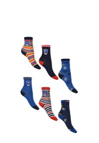 Conjunto de seis calcetines infantiles con varios diseños: rayas, colores sólidos y patrones con gráficos circulares. Los colores incluyen azul, rojo y amarillo.