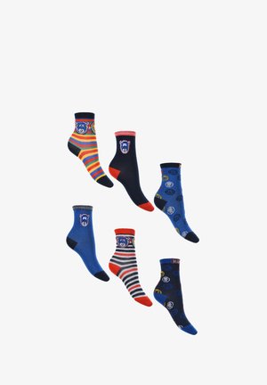 Conjunto de seis calcetines infantiles con varios diseños: rayas, colores sólidos y patrones con gráficos circulares. Los colores incluyen azul, rojo y amarillo.