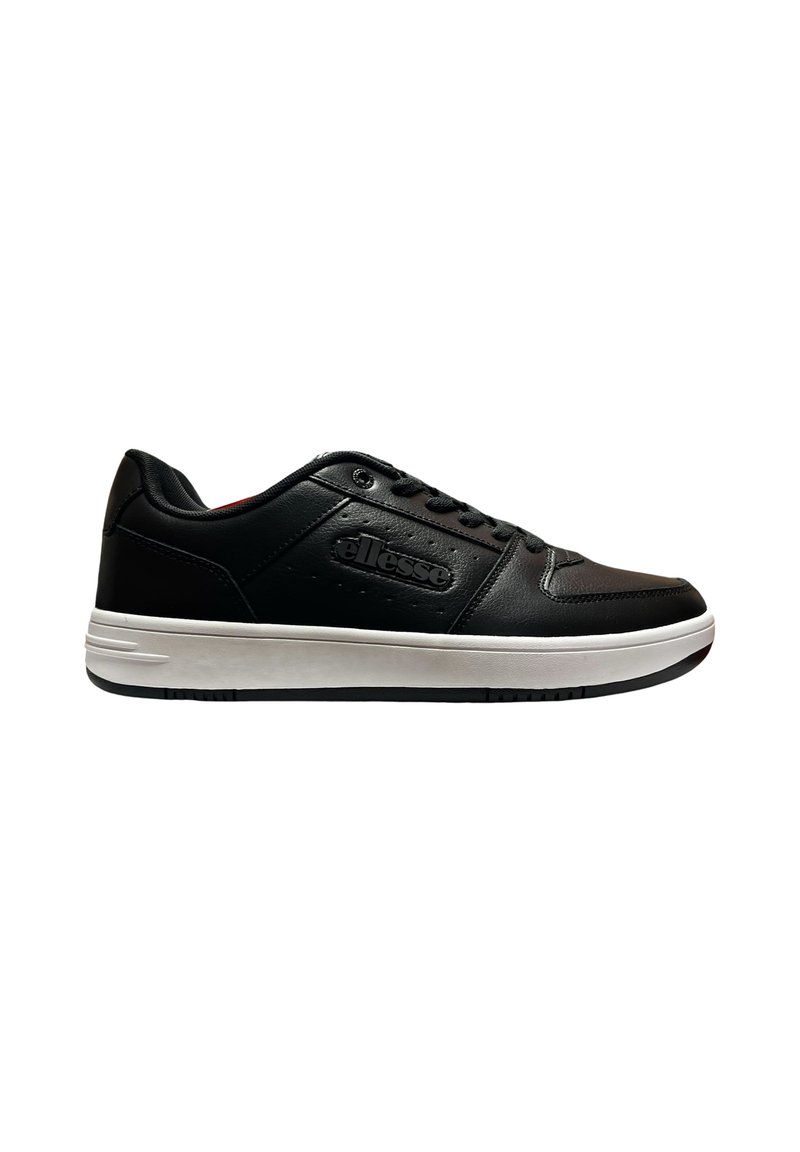Sneaker in pelle nera con suola bianca, design con lacci e logo "ellesse" in rilievo sul lato, visto dal lato esterno.