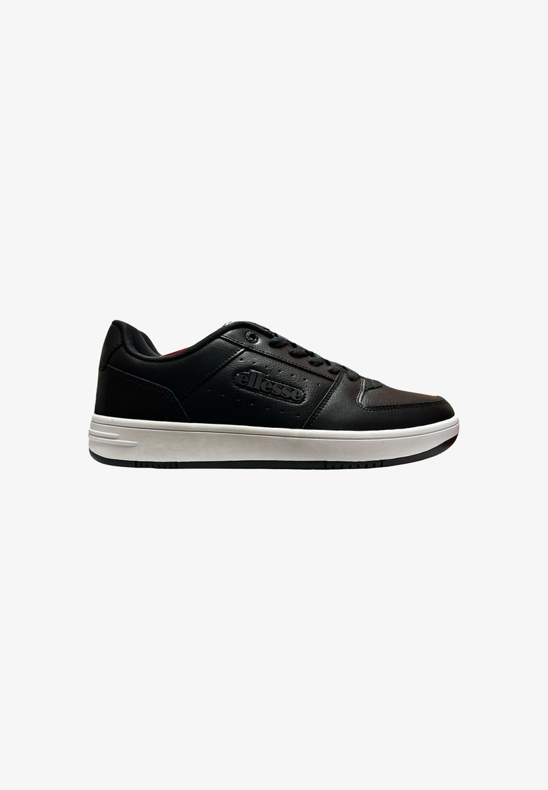 Zapatilla negra de cuero con suela blanca, diseño con cordones y logo grabado de "ellesse" en el lado, vista desde el lateral exterior.